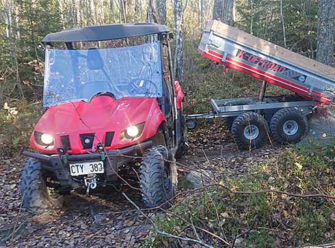 Röd fyrhjuling Yamaha YKR 700 Rhino med K-Offroad kärra stulen i Karlslund Örebro